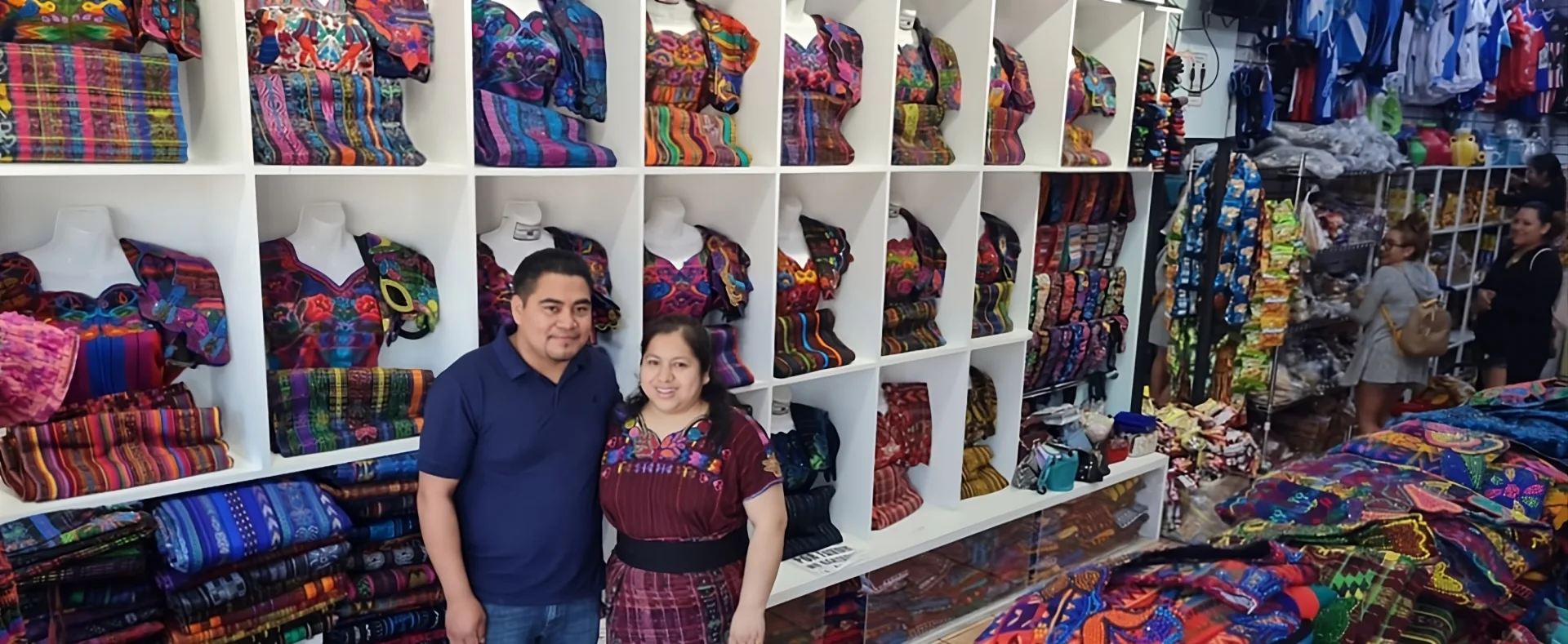Rosenda Juanita Xuruc y José Yax en su tienda de Brooklyn