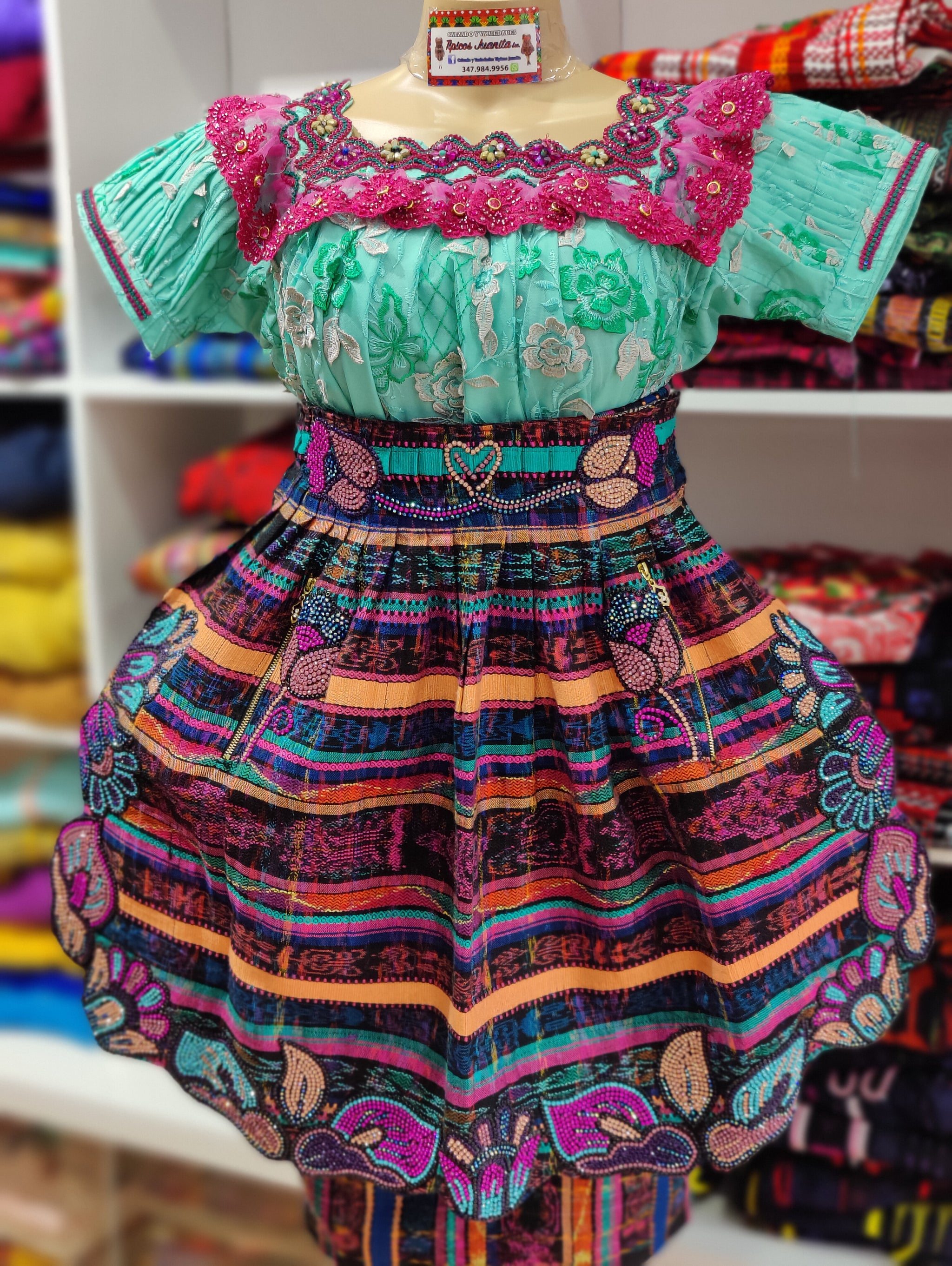 Traje tono verde agua y rosa