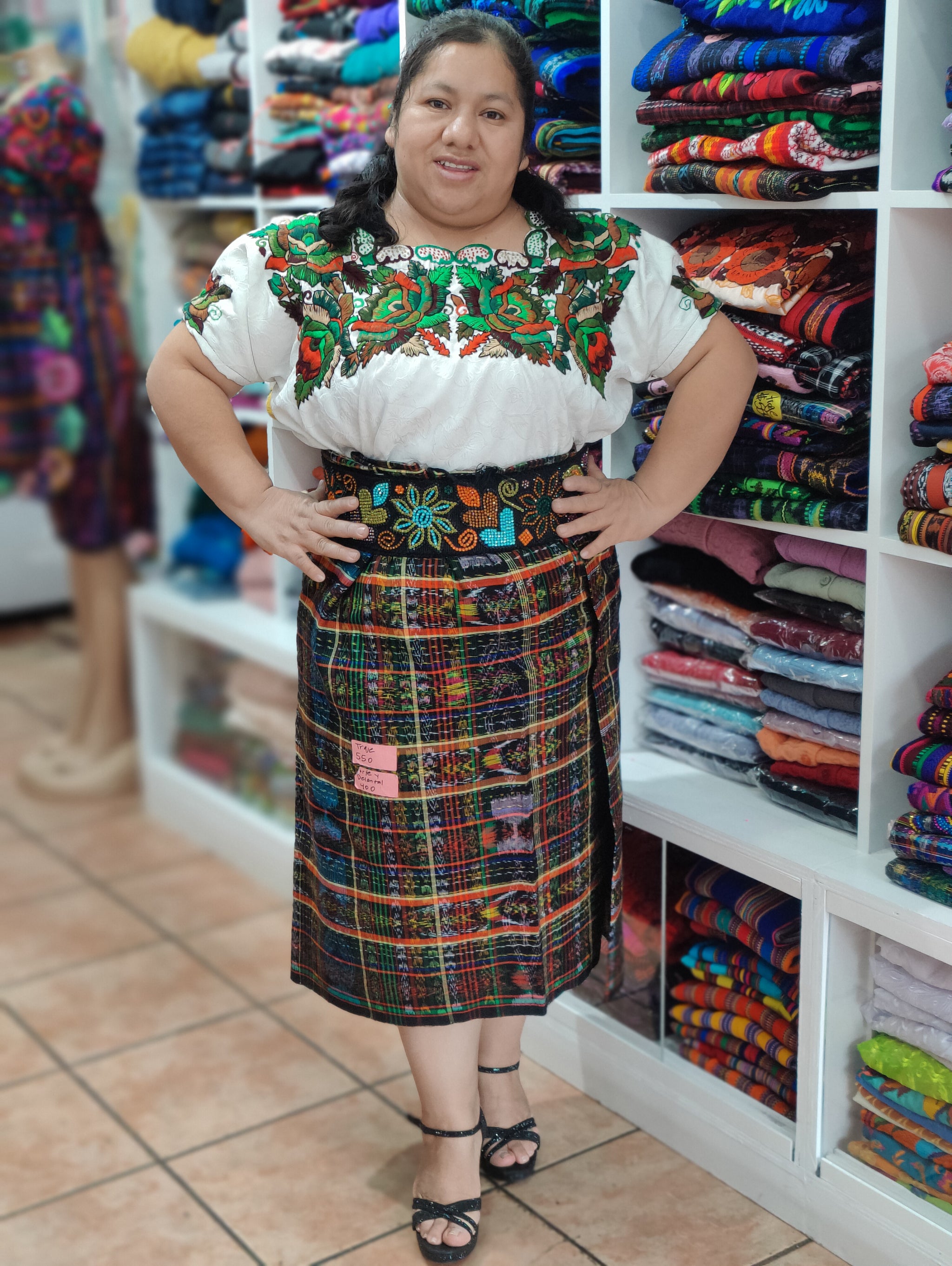 Traje blusa bordado nudo